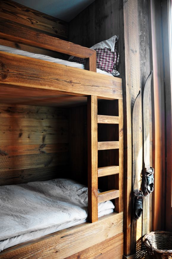 Chambre dortoir avec lits superposés et lit gigogne